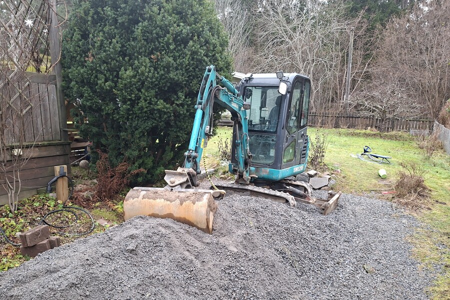 Pågående dräneringsarbete i Stockholms villa område.