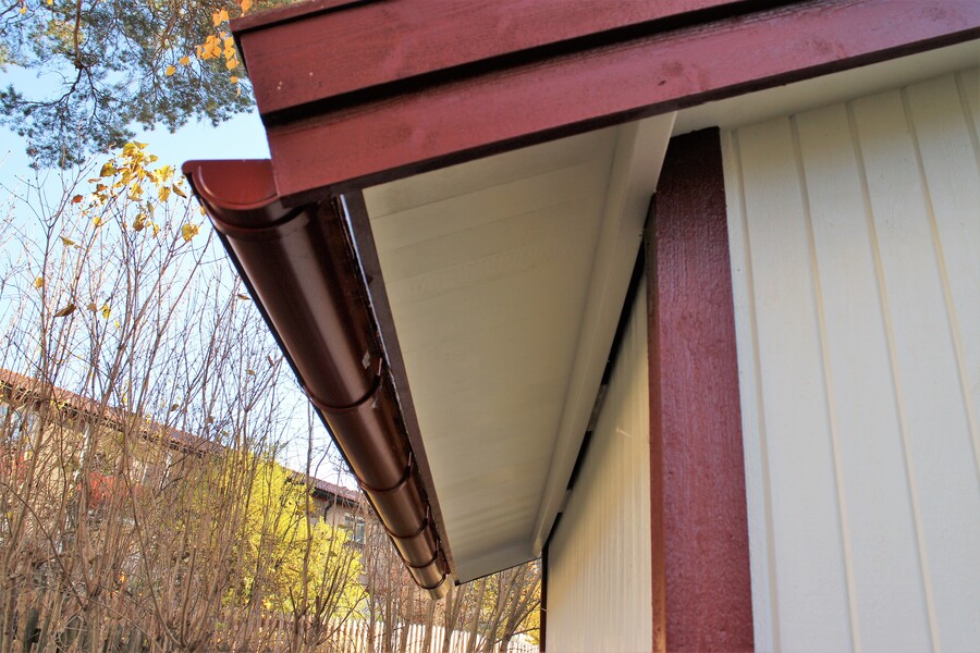 Liten friggebod som används som förråd på tomten.